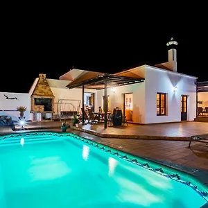 https://villa-acoruma.puertodelcarmen-hotels.org